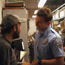 Bradley Cooper in divisa sul set del thriller Come un tuono insieme al regista Derek Cianfrance