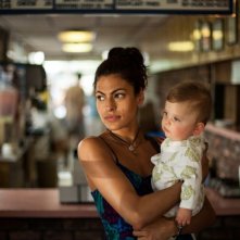 Come un tuono: Eva Mendes con il figlio piccolo in una scena del film