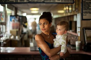 Come un tuono: Eva Mendes con il figlio piccolo in una scena del film