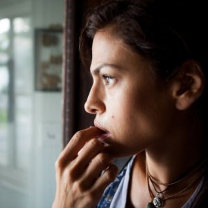 Come un tuono: Eva Mendes preoccupata in una scena del film