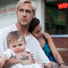 Come un tuono: Ryan Gosling con Eva Mendes e il figlio piccolo in una scena del film