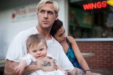 Come un tuono: Ryan Gosling con Eva Mendes e il figlio piccolo in una scena del film
