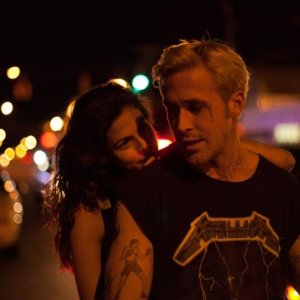 Come un tuono: Ryan Gosling con Eva Mendes in moto in una scena del film