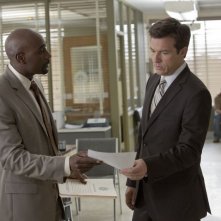 Io sono tu: Morris Chestnut e Jason Bateman in una scena del film