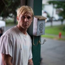 Ryan Gosling è Alex, un motociclista e stuntman che inizia a rapinare banche, in una scena di Come un tuono