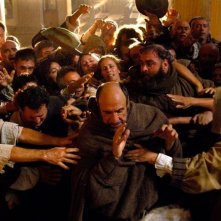 11 settembre 1683: F. Murray Abraham in una scena del film è frate Marco d'Aviano in mezzo alla gente