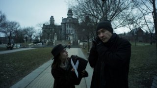 Adult World: Emma Roberts e John Cusack in una scena del film
