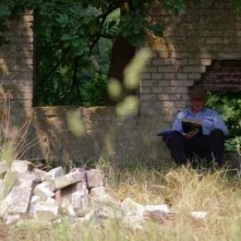 Benjamin Whitrow in una scena del film Bomber