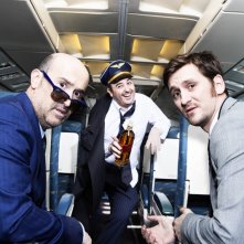 Gli amanti passeggeri: Javier Cámara, Raúl Arévalo e Carlos Areces posano per un photoshoot ispirato al film di Almodovar