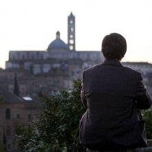La città ideale: Luigi Lo Cascio di spalle guarda il panorama in una scena del film