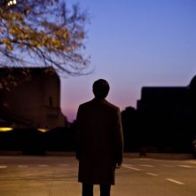 La città ideale: Luigi Lo Cascio di spalle in una scena