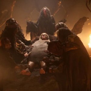 Le streghe di Salem: Sheri Moon Zombie tra le grinfie delle streghe in una scena del film