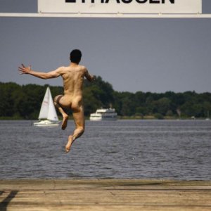 Shane Taylor si tuffa in acqua nudo in una scena del film Bomber
