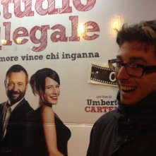 Studio Illegale: Adriano Braidotti davanti al manifesto del film