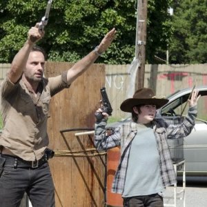The Walking Dead: Andrew Lincoln e Chandler Riggs in una scena dell'episodio Ripulire
