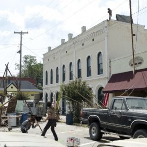 The Walking Dead: Andrew Lincoln e Chandler Riggs in una tesa scena dell'episodio Ripulire