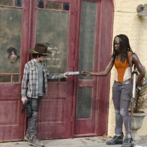 The Walking Dead: Chandler Riggs con Danai Gurira in una scena dell'episodio Ripulire