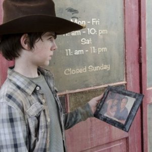 The Walking Dead: Chandler Riggs è Carl Grimes nell'episodio Ripulire