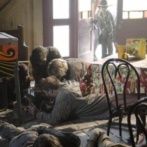 The Walking Dead: Chandler Riggs e Danai Gurira tra gli Erranti in una scena dell'episodio Ripulire