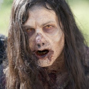 The Walking Dead: il primo piano di un'Errante nell'episodio Ripulire