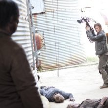 The Walking Dead: Norman Reedus tra gli Erranti in una scena dell'episodio Apri gli occhi