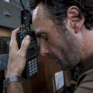The Walking Dead: un intenso primo piano di Andrew Lincoln nell'episodio Ripulire