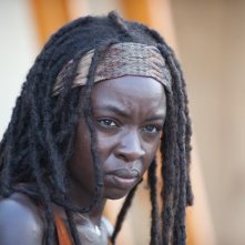 The Walking Dead: un primo piano di Danai Gurira nell'episodio Ripulire
