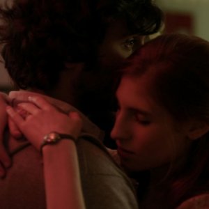 Agathe Bonitzer abbracciata a Pio Marmai nel film Les Nuits avec Théodore