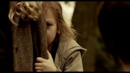 Clip 'Le bambine arrivano nella nuova casa' - La madre