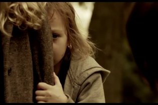 Clip 'Le bambine arrivano nella nuova casa' - La madre