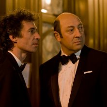 E' successo a Saint-Tropez: Kad Merad ed Eric Elmosnino elegantissimi in una scena del film