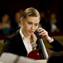 E' successo a Saint-Tropez: Lou de Laâge suona il contrabbasso in una scena del film