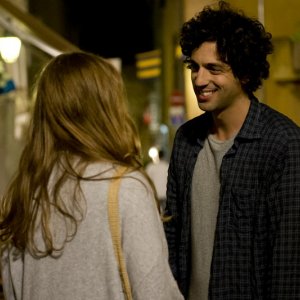 E' successo a Saint-Tropez: Max Boublib sorride in una scena del film