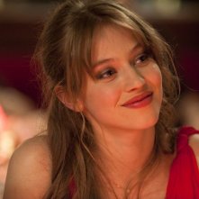 E' successo a Saint-Tropez: un bel primo piano di Lou de Laâge tratto dal film