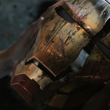 Iron Man 3: il casco rotto di Iron Man tra le mani di Pepper Potts in una scena del film