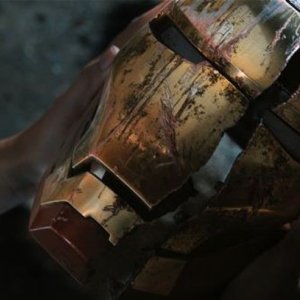 Iron Man 3: il casco rotto di Iron Man tra le mani di Pepper Potts in una scena del film
