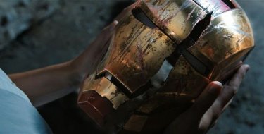 Iron Man 3: il casco rotto di Iron Man tra le mani di Pepper Potts in una scena del film