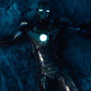 Iron Man 3: Iron Man a terra sulla neve in una scena del film