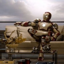 Iron Man 3: Iron Man si riposa sul divano in una scena del film