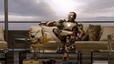 Iron Man 3: Iron Man si riposa sul divano in una scena del film