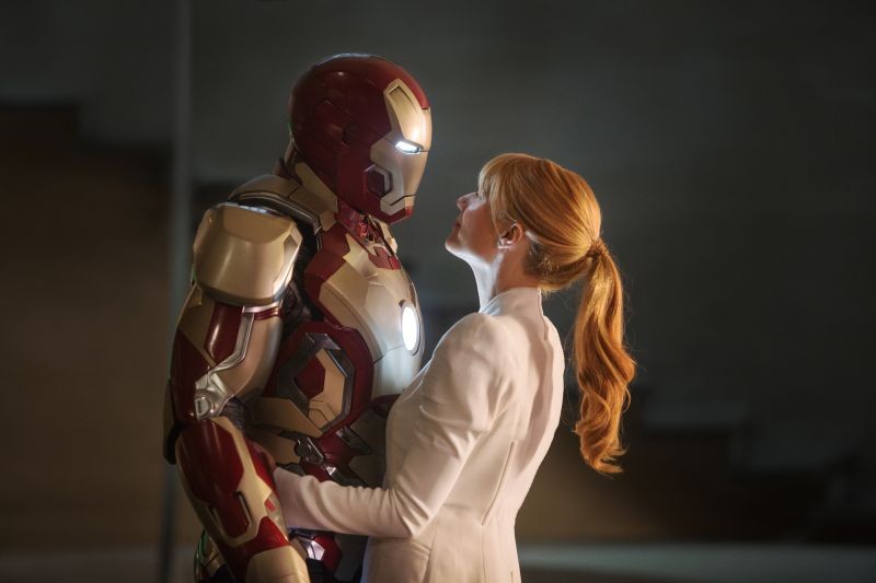 Iron Man 3 Robert Downey Jr Con La Sua Armatura Abbraccia Gwyneth Paltrow In Una Scena 268838
