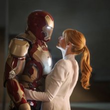 Iron Man 3: Robert Downey Jr. con la sua armatura abbraccia Gwyneth Paltrow in una scena