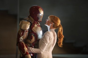 Iron Man 3: Robert Downey Jr. con la sua armatura abbraccia Gwyneth Paltrow in una scena