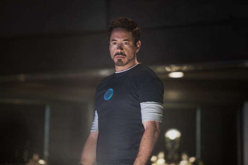Iron Man 3: Robert Downey Jr. nel suo laboratorio elettromeccanico