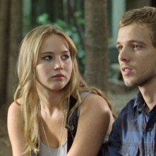 Jennifer Lawrence e Max Thieriot in una scena del thriller House at the End of the Street