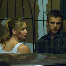 Jennifer Lawrence insieme a Max Thieriot in una scena del thriller House at the End of the Street