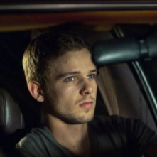 Max Thieriot nei panni di Ryan in una scena del thriller House at the End of the Street
