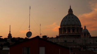 Mea maxima culpa. Silenzio nella casa di Dio: la Basilica di San Pietro di Roma in una scena