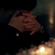 Mea maxima culpa. Silenzio nella casa di Dio: una fedele in preghiera in un'immagine del documentario