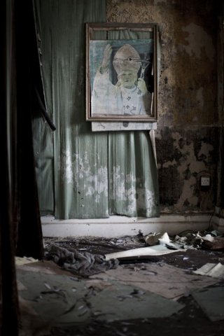 Mea maxima culpa. Silenzio nella casa di Dio: una foto di Giovanni Paolo II appesa nella chiesa di St. Joseph, nel nord di Belfast